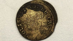 Myntet har en bild av Ludwig XVI, en tidigare fransk kung. I myntet står det ”Louis XVI, Roi de France”. franskt mynt från 1700-talet