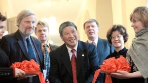 Konfuciusinstitutet vid Helsingfors universitet invigs 2007, Bandet klipps av Ji Baocheng, rektor för Renmin University. Ambassadör MA Keqing är den andra kvinnan från höger. Kinesiska ambassadören (kvinna), direktören för institutet, representant från Renmin, klipper bandet vid invigning, fler personer runt omkring.