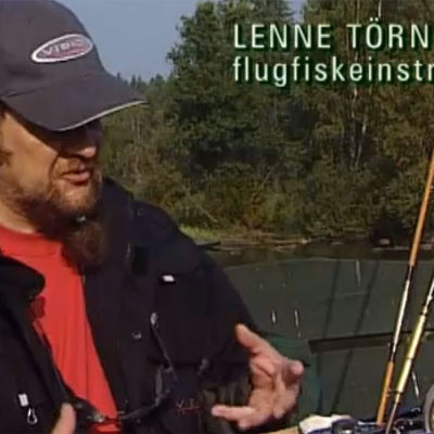 Bild på Lenne Törnqvist som är flugfiskare