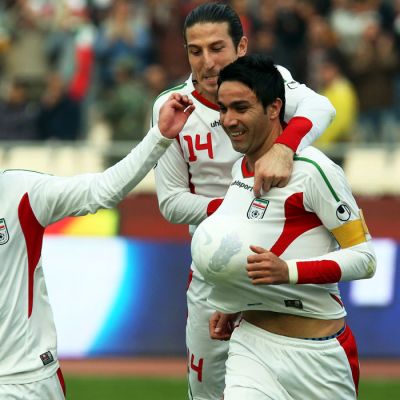 Iranin Ashkan Dejagah, Andranik Teymourian ja Javad Nekounam juhlivat maalia Libanonia vastaan.