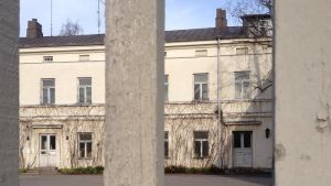 Lappvikenssjukhus gamla byggnader står där i sin sköna miljö och förfaller sakta men säkert Lappvikens sjukhus utifrån genom en träport