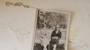 Många slutna avdelningar blev lugna i och med att det kom psykmediciner men det personliga lidandet hos patienterna minskade nödvändigtvis inte. Ett gammalt fotografi med två damer som sitter på en bänk