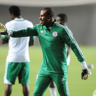 Nigerian maajoukkueen maalivahti Vincent Enyeama naureskelee joukkueen harjoituksissa.