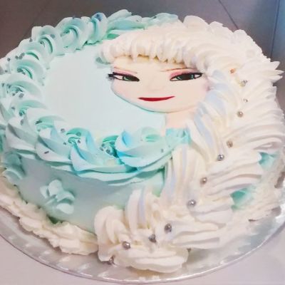 Frozen-elokuvan hahmo Elsa koristaa kermakakkua