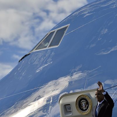 Yhdysvaltain presidentti Barack Obama astumassa ulos Air Force One -lentokoneesta Arlandan lentokentällä.