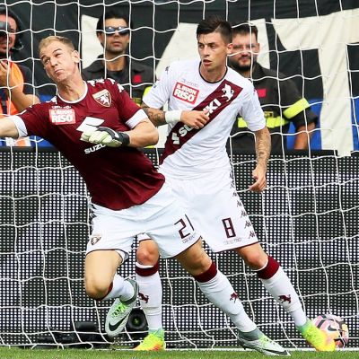 Torinon Joe Hart kurottaa palloon.