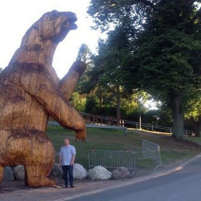 Suuri moottorisahaveistos dinosauruksesta