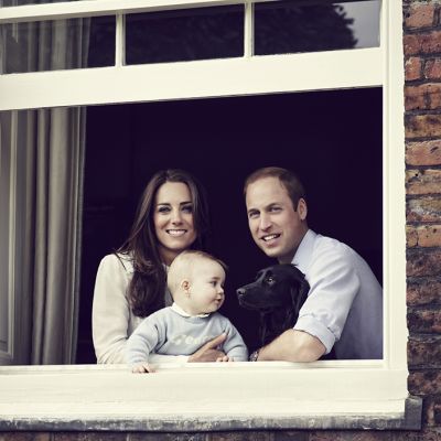 29. maaliskuuta julkaistussa valokuvassa William ja Catherine ovat lapsensa Georgen kanssa Kensingtonin palatsissa Lontoossa.
