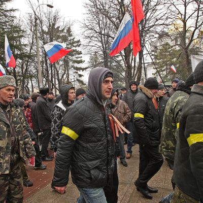 Lippuja kantavia mielenosoittajia on kokoontunut Krimin alueen pääkaupungin Simferopolin keskustaan mielenosoitukseen. 