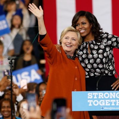 Demokraattien presidenttiehdokas Hillary Clinton ja Yhdysvaltain ensimmäinen nainen ovat yhteisellä asialla.