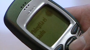 Mato Valtonen näyttää WAP-puhelinta Ajankohtaisessa kakkosessa vuonna 1999.