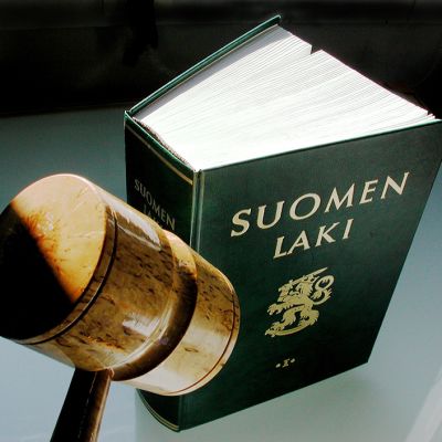 Suomen lain ensimmäinen osa ja puheenjohtajan nuija.
