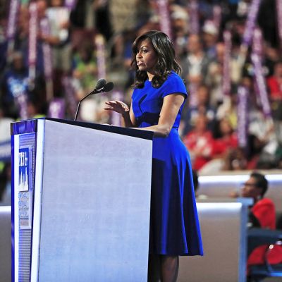 Michelle Obama puhuu.