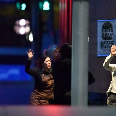 Panttivankeja juoksemassa pakoon paikalta Sydneyssä maanantaina.