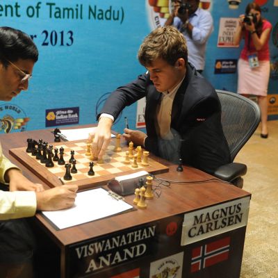 Magnus Carlsen ja Viswanathan Anand pelaavat šakkia.