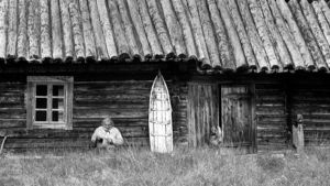 Tapio Wirkkala Lapin talon edessä