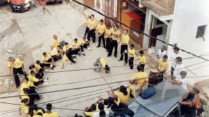 Capoeira Engenho Velho -koulun jäseniä Capoeirakoululaisia ringissä (Salvador, Brasilia)