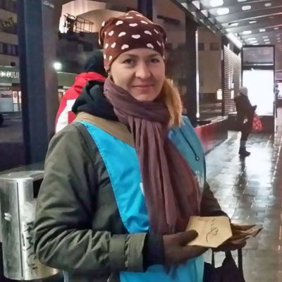Jyväskylän seurakunnan lastenohjaaja Laura Rouhiainen jakoi pipareita bussipysäkillä torstaiaamuna.