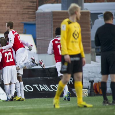 MYPA-pelaajat juhlivat Pekka Sihvolan 1-0-johtomaalia.