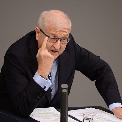 FDP-puolueen puheenjohtaja Rainer Brüderle puhumassa Saksan liittopäivillä.