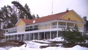 Vihdin Hill Side Golf & Country Clubille aiheutuu noin 50 000 euron vuositappiot vastikelintsauksesta. Hill Side Golf & Country Clubin päärakennus VIhdissä.
