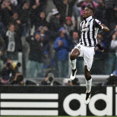 Juventuksen Paul Pogba tuulettaa hyppäämällä ilmaan.