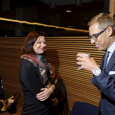 Kokoomuksen uudeksi puoluesihteeriksi todennäköisesti valittava Minna Arve (vas.) ja kokoomuksen puheenjohtaja Alexander Stubb puolueen puoluevaltuuston kokouksessa Helsingissä 4. lokakuuta 2014.