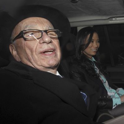 Rupert Murdoch ja Wendi Deng auton sisällä.