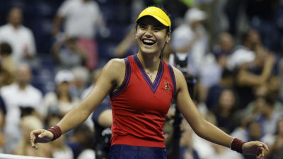 Emma Raducanu jublar efter semifinalen i US Open.