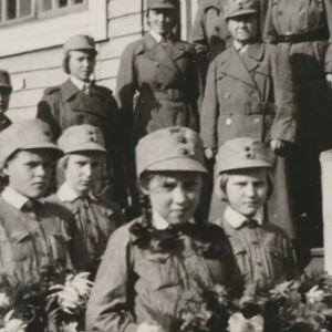 Smålottor hjälper till vid hjältebegravning 1941.