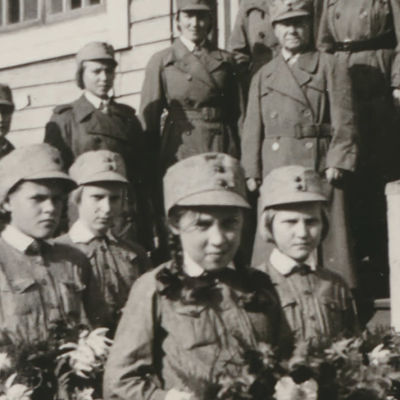 Smålottor hjälper till vid hjältebegravning 1941.