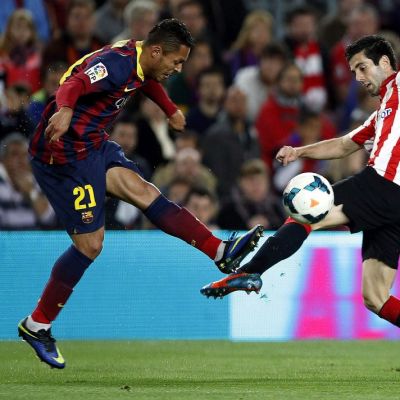 Adriano Correia (vas.) ja Markel Susaeta taistelemassa pallosta.