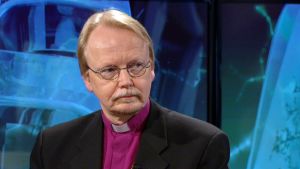 Ärkebiskop Kari Mäkinen vill inte att kyrkan ger upp sin vigselrätt på grund av den könsneutrala äktenskapslagen. Kari Mäkinen
