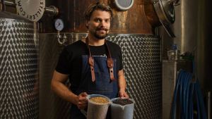 Kyrö Distilleryn tislaaja Kalle Valkonen gini-yrttien kanssa. // Kuva: Kyrö Distillery Company / Veera Kujala.