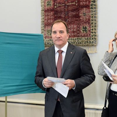 Sosiaalidemokraattisen puolueen puheenjohtaja Stefan Löfven kävi äänestämässä vaimonsa Ulla Löfvenin kanssa Tukholmassa sunnuntaina.