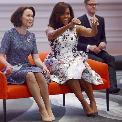 Rouva Jenni Haukio ja rouva Michelle Obama seuraavat lasten tanssiesitystä amerikkalaista taidetta ja käsitöitä esittelevässä Renwick-galleriassa Washingtonissa 13. toukokuuta 2016.