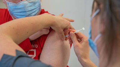 En i Raseborgs stads vådpersonal får den första dosen coronavaccin den 11 januari 2021.