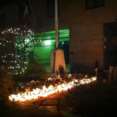 Kynttilöitä Ranskan suurlähetystön edessä Helsingissä 14. marraskuussa.
