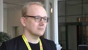Peter Mustonen på Ateneum kunde gissa att kortet skulle gå hem bland de konstintresserade. Peter Mustonen jobbar i Ateneums infotjänst.
