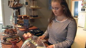 Marie Samlihan jobbar fem veckor på kaféet i sommar. Marie Samlihan jobbar på sommaren i Lilla Chokladcafe.