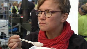 Elina Ovaskainen är hushållslärare och tycker att det slängs för mycket mat. Elina Ovaskainen från Motiva.