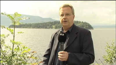 Bengt Östling med tv-mikrofon, rapporterande från Utöya.