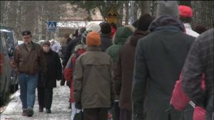 Människor står i kö i Uleåborg i november 2009 för att få vaccinet mot svininfluensa. Uleåborgare köar för vaccin.