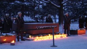 Hedersvakten vid Mannerheims grav på Sandudds begravningsplats i Helsingfors Hedersvakt vid marskalk Mannerheims grav på julafton