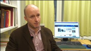 Forskaren och nationalekonomen Christer Lindholm anser att varningen är märklig eftersom Finland fortfarande hör till de minst skuldsatta av alla Euroländerna. Christer Lindholm