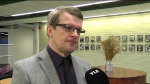 Avvikare ifrågasätts på ett helt annat sätt än tidigare och det har drabbat speciellt finlandssvenskarna, säger forskaren Kjell Herberts. Vi har inte varit vana med att vår existens ifrågasätts. Kjell Herberts