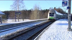 Intercitytågen stannar inte i Ingå. Men Y-tågen gör det. Ingå har beslutat satsa på stationsområdet så att det finns passagerare för Y-tågen. Snabbtåg kör förbi Ingå station