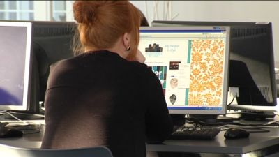 Studerande framför dator