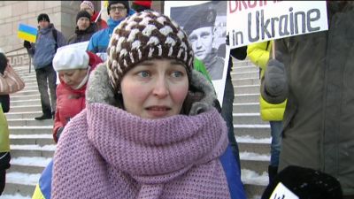 Ukrainskan Iryna Hluschchuk demonstrerade på riksdagshusets trappa i Helsingfors