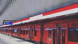 Den färggranna metron lyser upp den annars gråvita metrostationen i Mattby. Ett metrotåg vid perrongen.